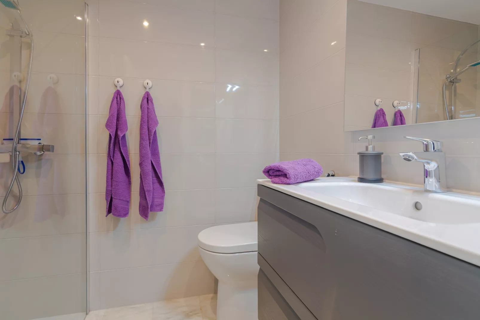 Beachside Penthouse with Rooftop Terrace & Pool - Badkamer