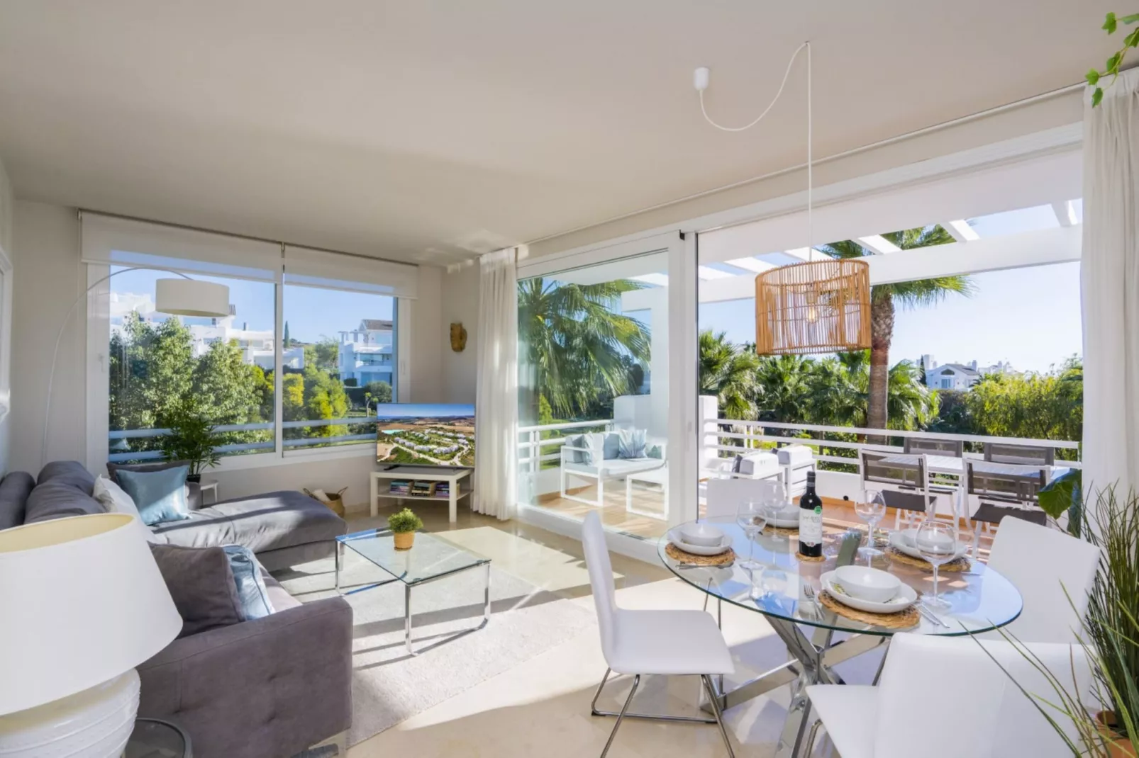 Modern 2-Bedroom Apartment - Alcazaba Lagoon (411) - Woonkamer