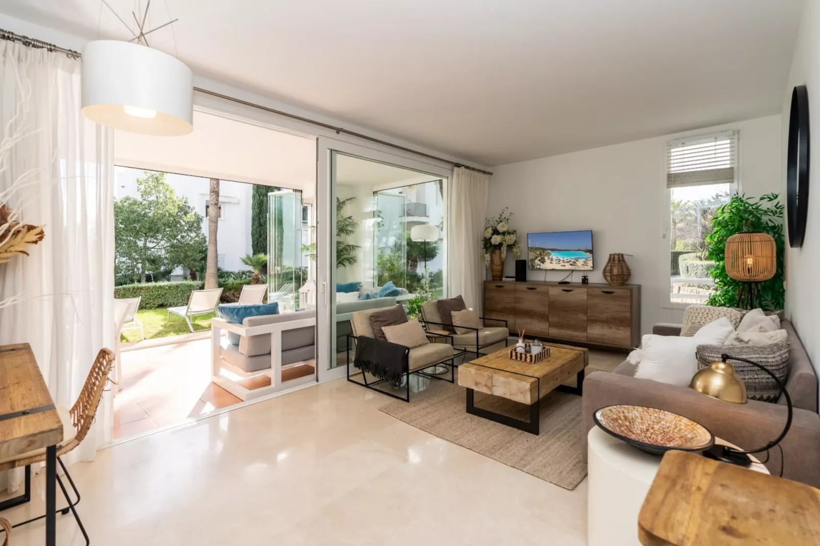 Charming 2-Bed Retreat Alcazaba Lagoon (304) - Woonkamer