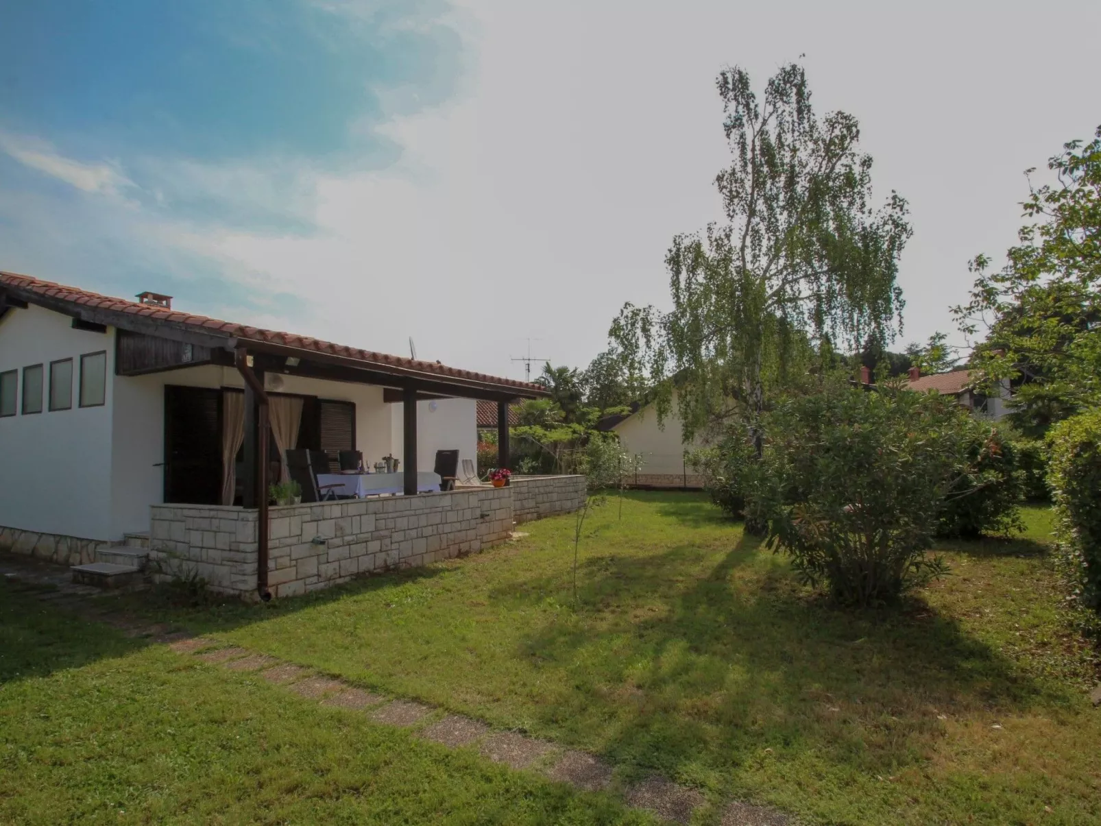 "Karpinjan" direkt am Strand - Buiten