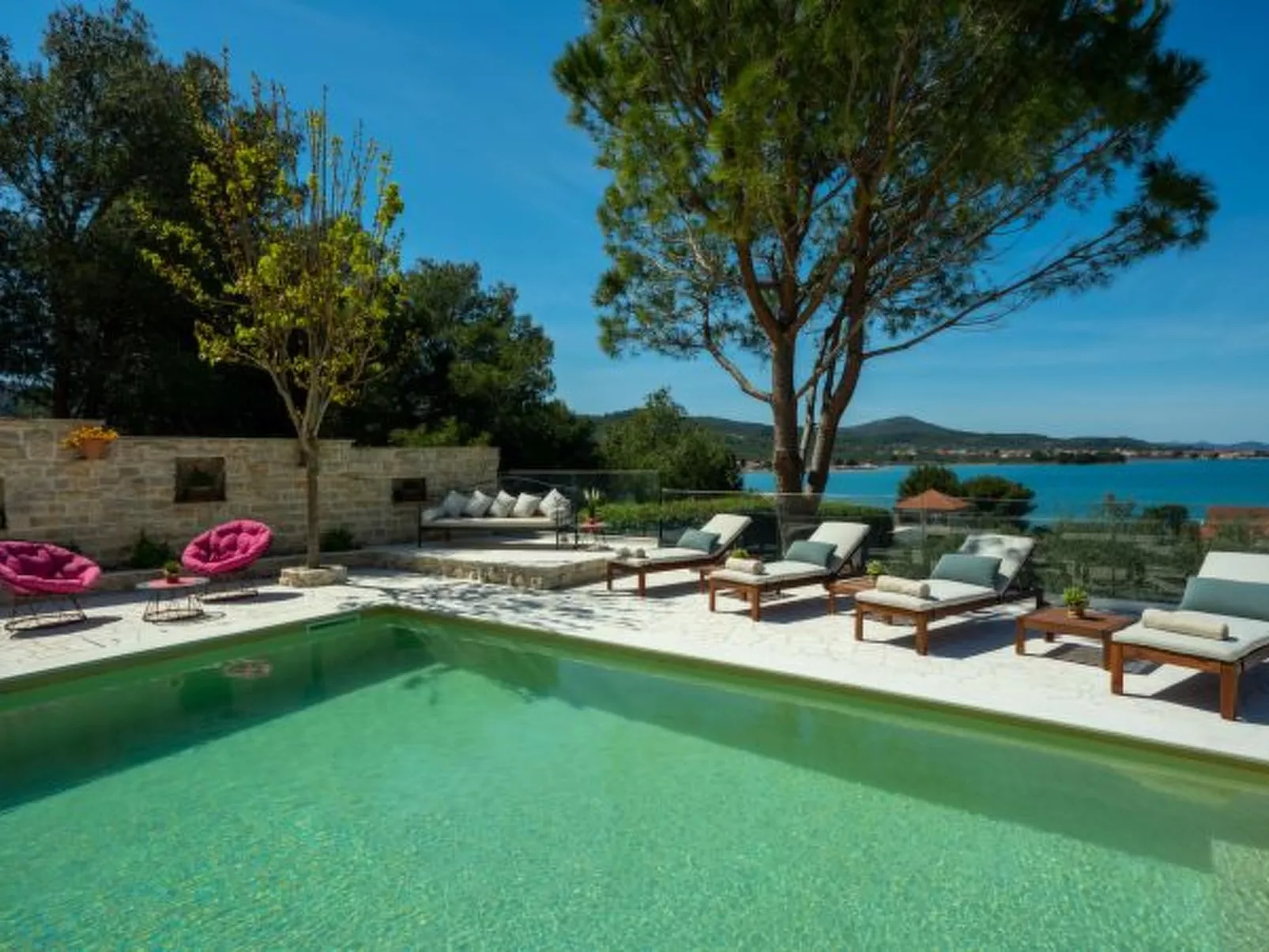 Villa Barotul with pool - Image-tags.info