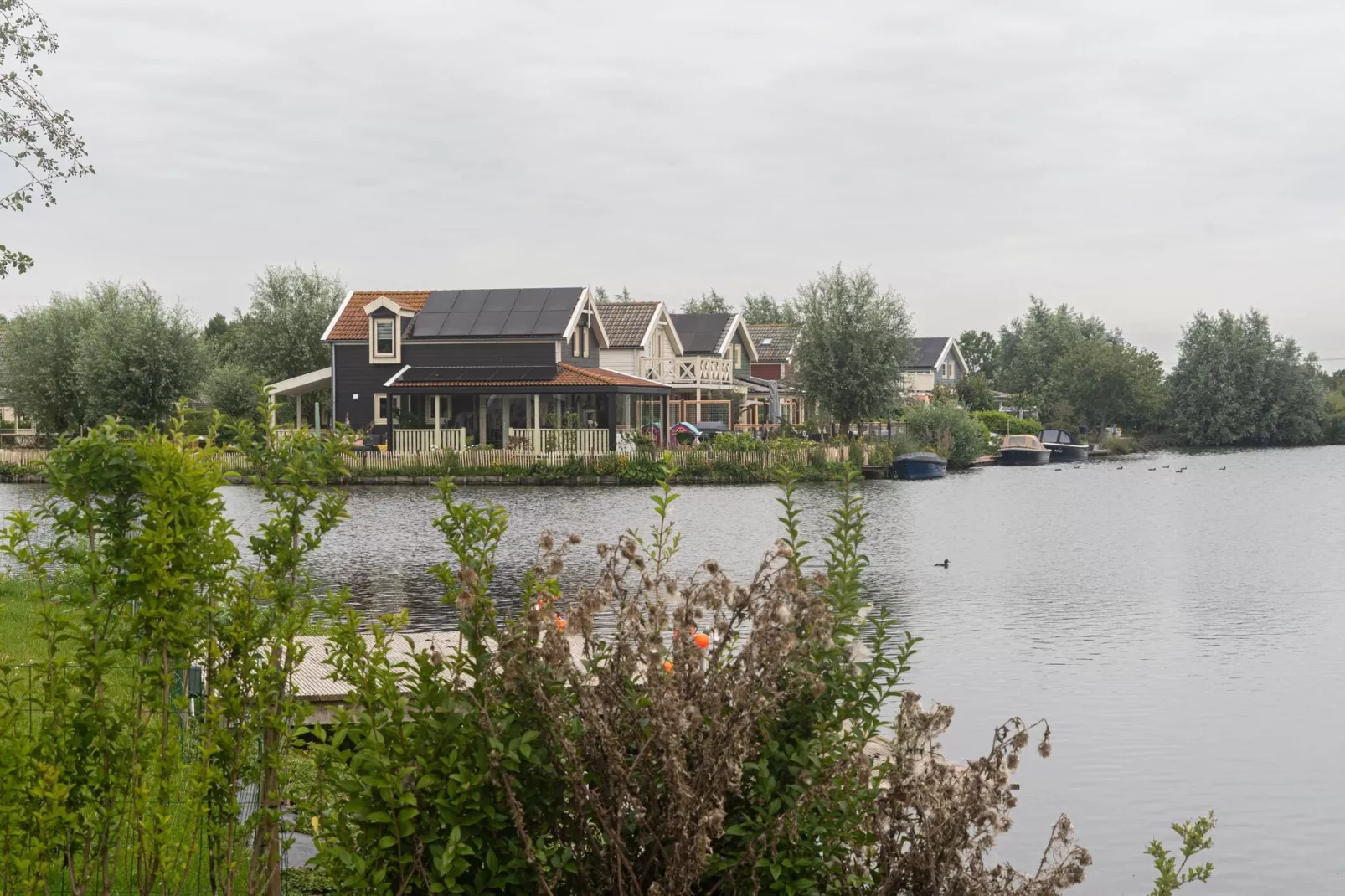 Lake view villa met zwem- vissteiger-Uitzicht zomer