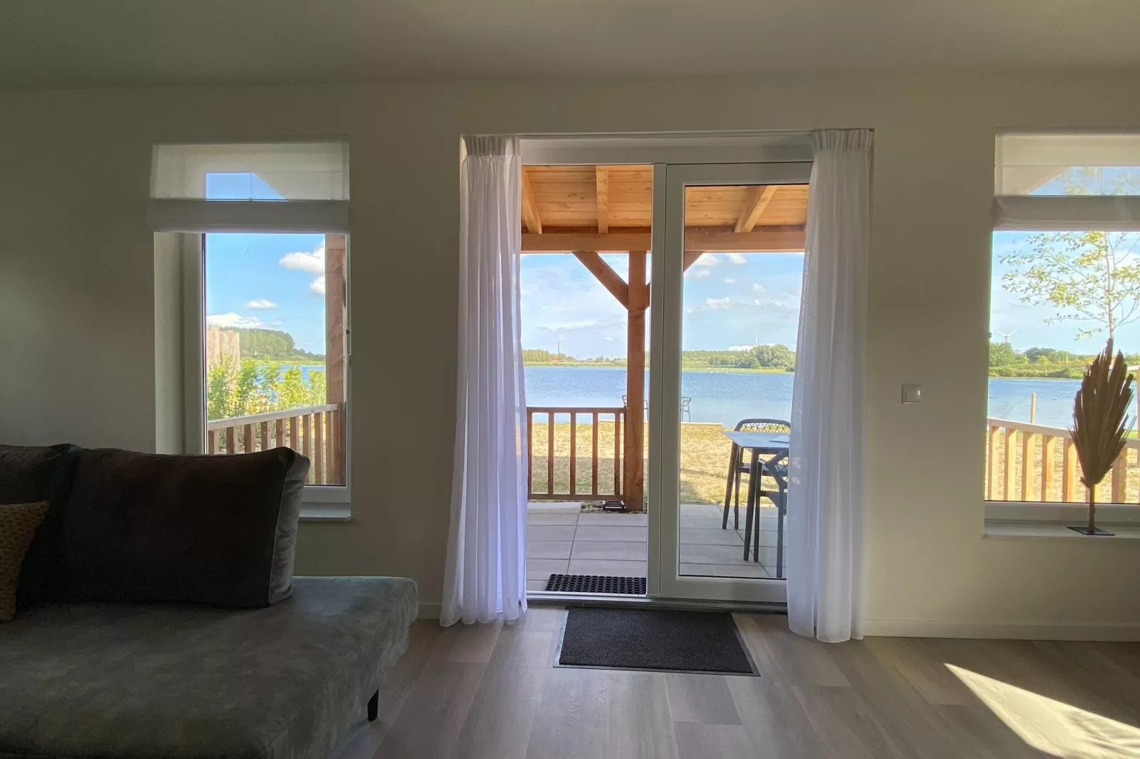 Lake view villa met zwem- vissteiger-Uitzicht zomer