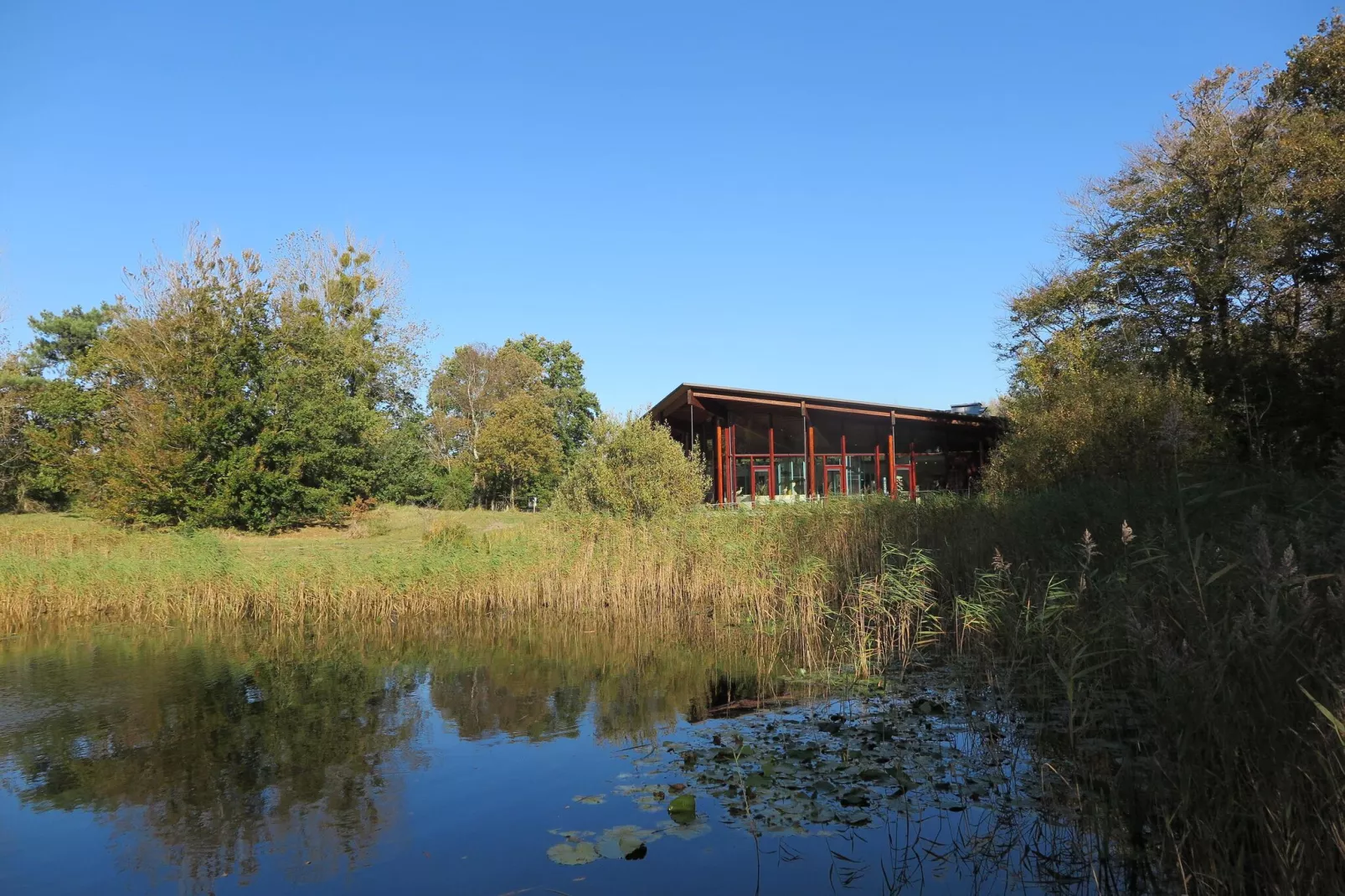 Lake view villa met zwem- vissteiger-Gebieden zomer 1km