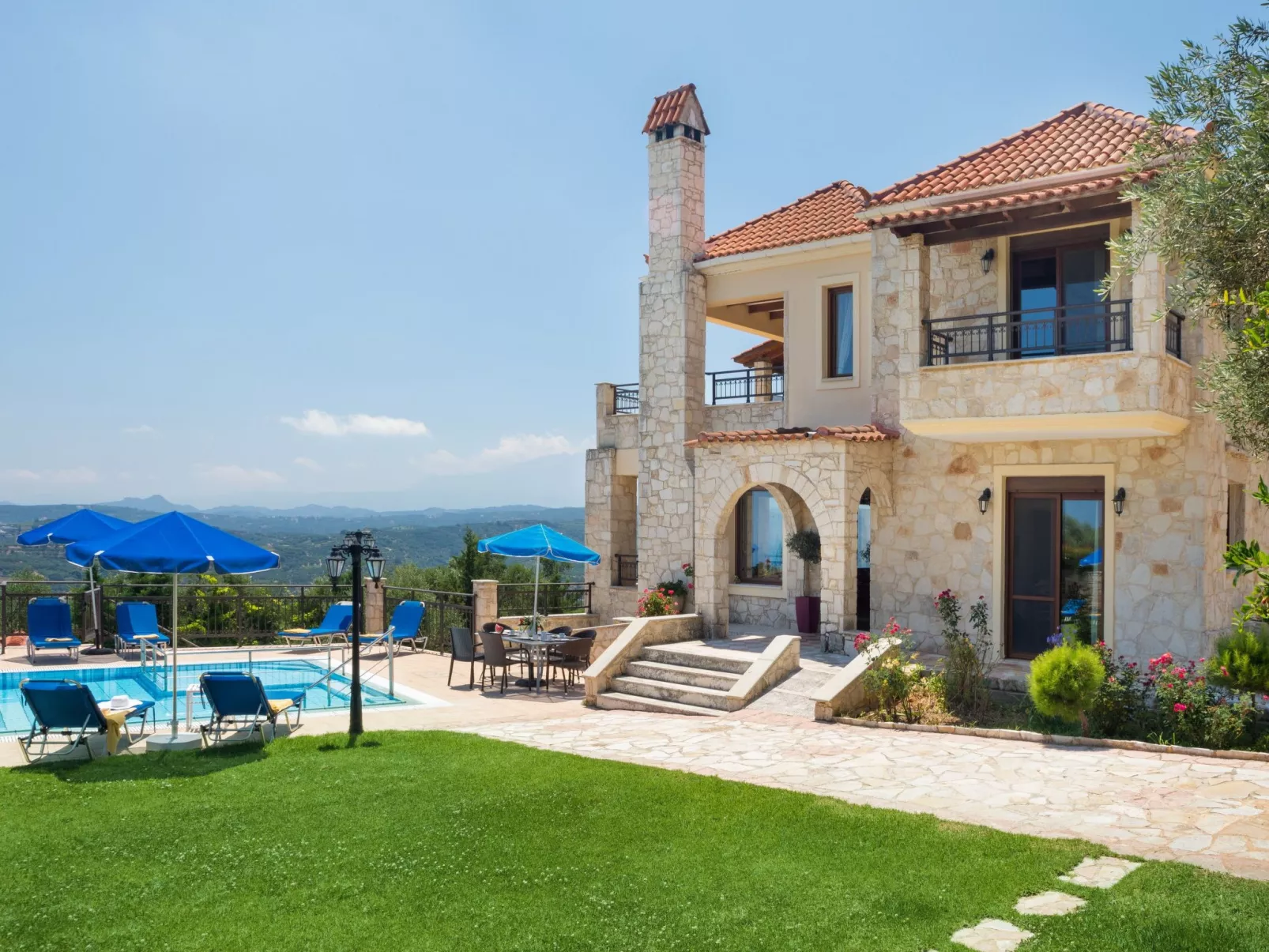 Familienvilla mit Pool, Billard und Grillplatz - Buiten