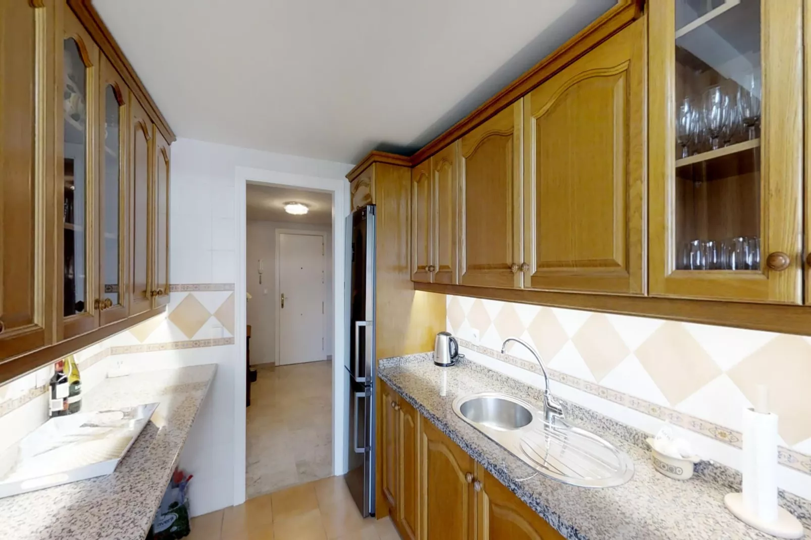 Beachside Family Apartment with Direct Pool Access - Keuken