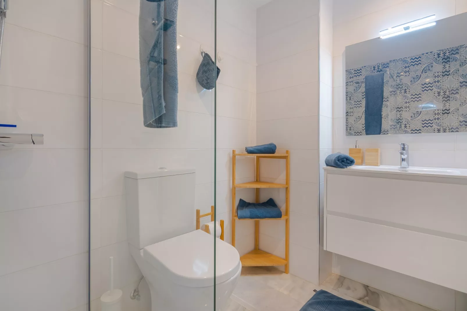 Beachside Penthouse with Rooftop Terrace & Pool - Badkamer