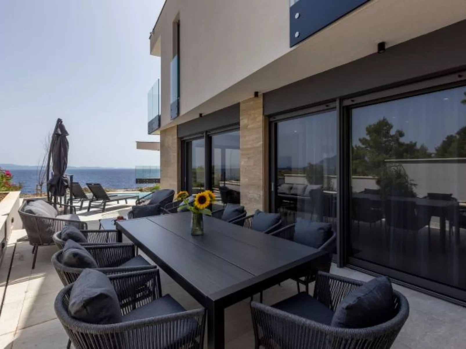 Beachfront villa Luce with seaview and pool - Buiten