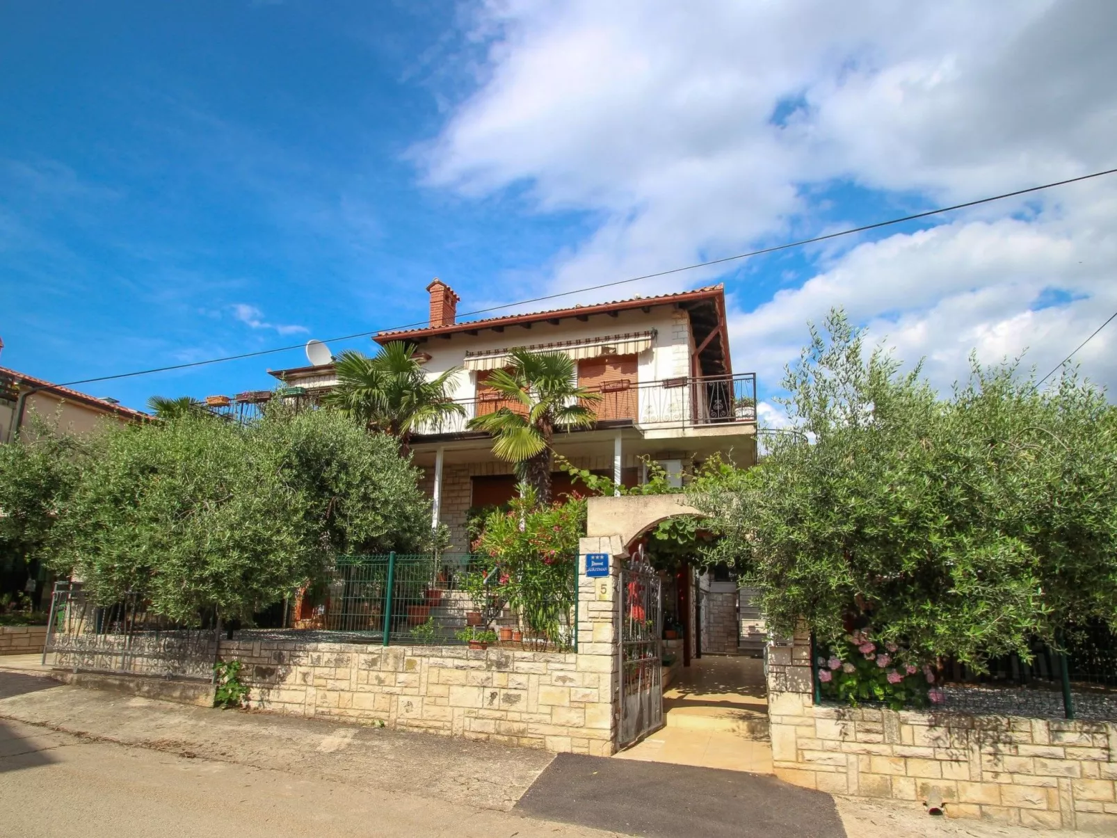 Charmante Ferienwohnung Rafi - Buiten