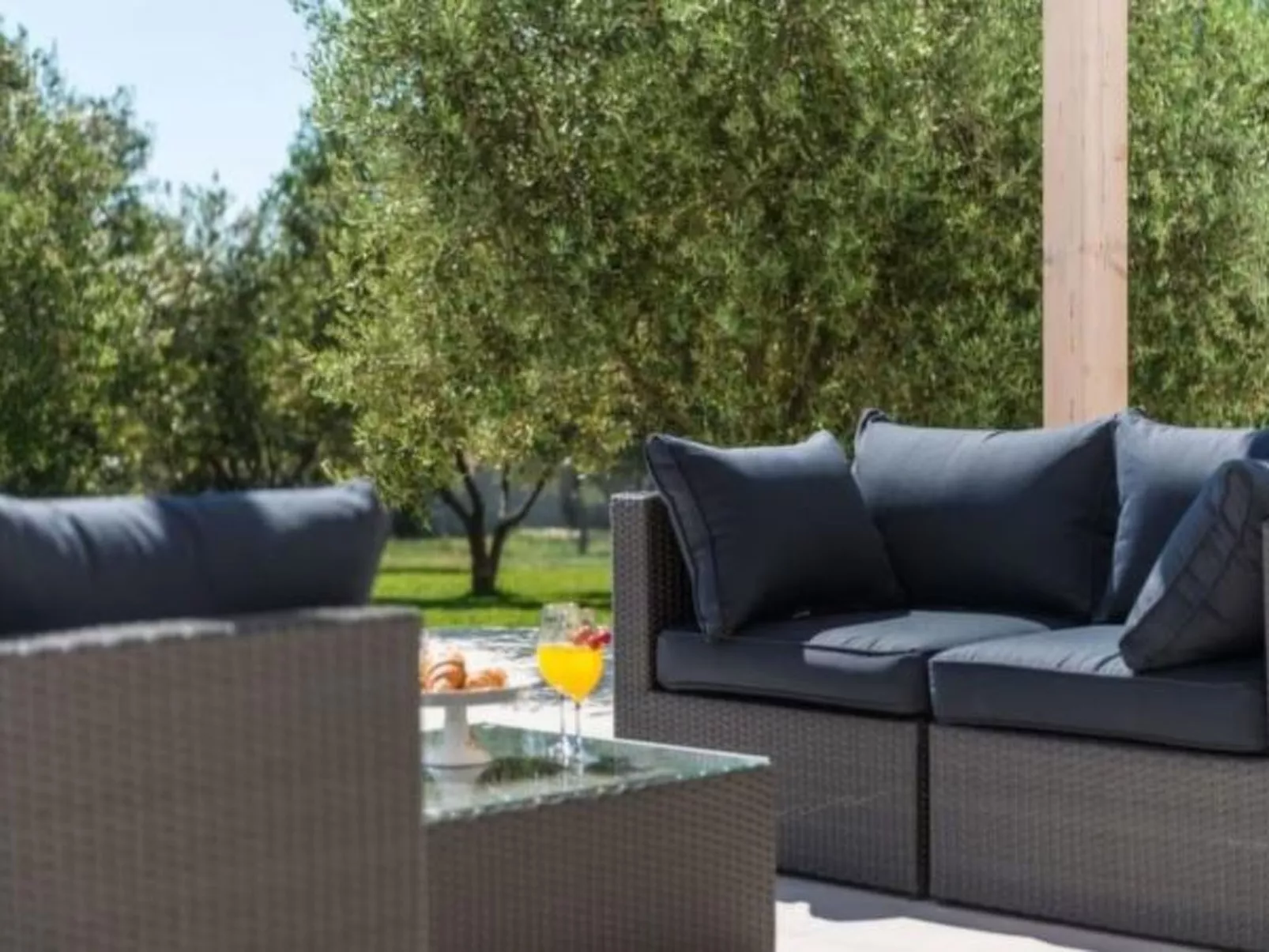 Luxurious villa Bright with pool - Image-tags.info