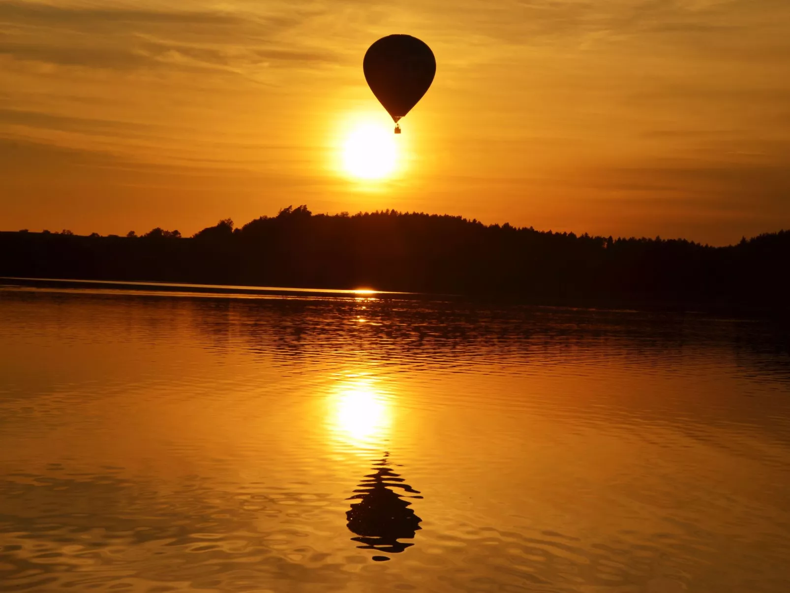 Zimmer mit Seeblick und Terrasse - Buiten