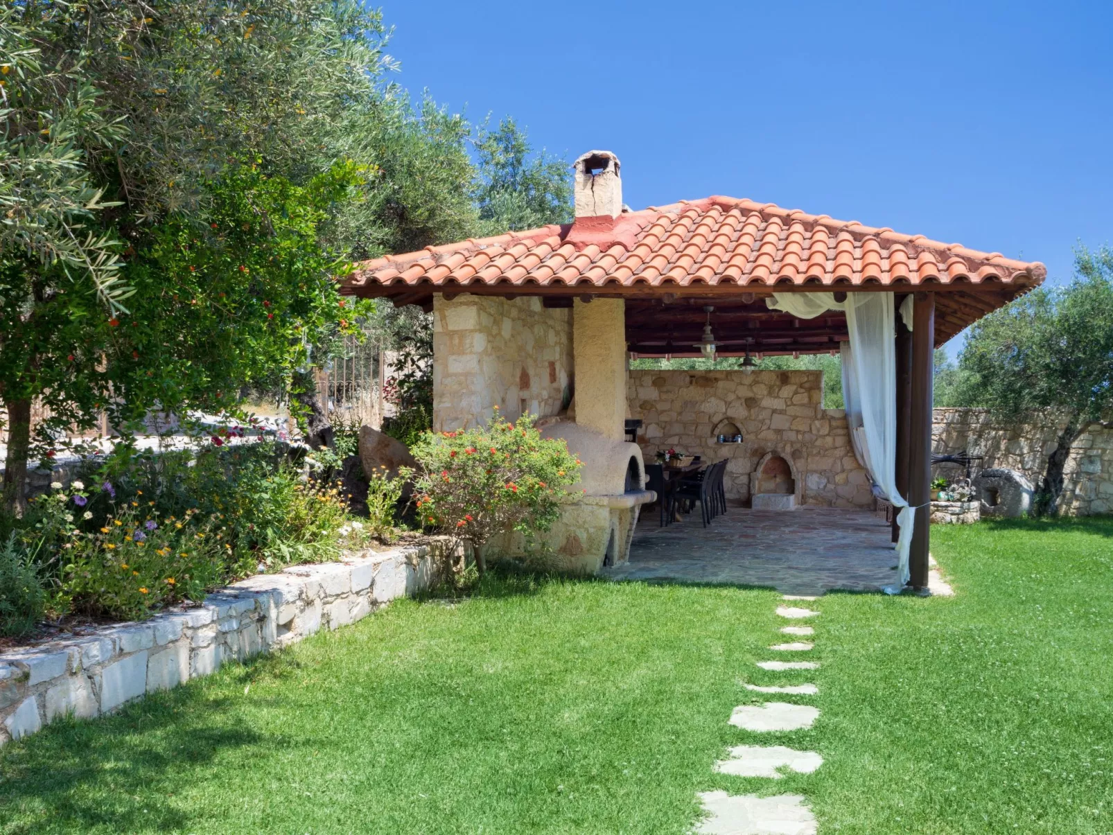 Familienvilla mit Pool, Billard und Grillplatz - Buiten