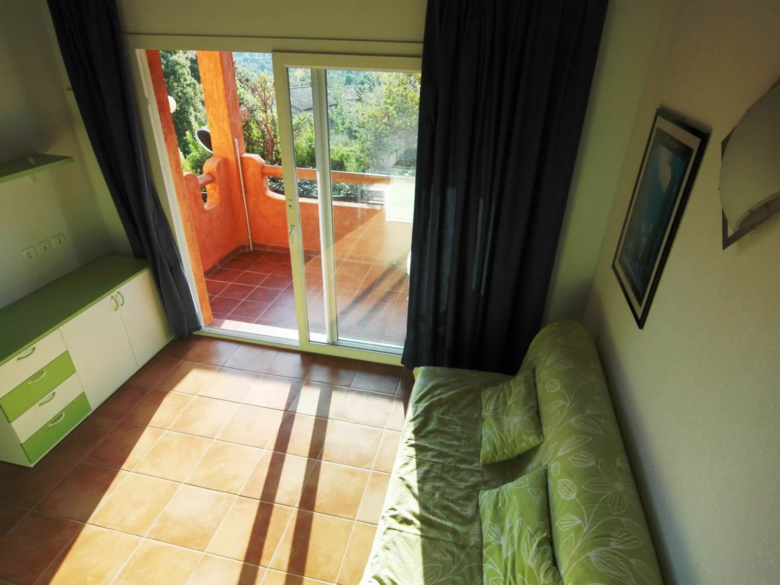 Unterkunft mit Terrasse, AC, Gemeinschaftspool - Binnen