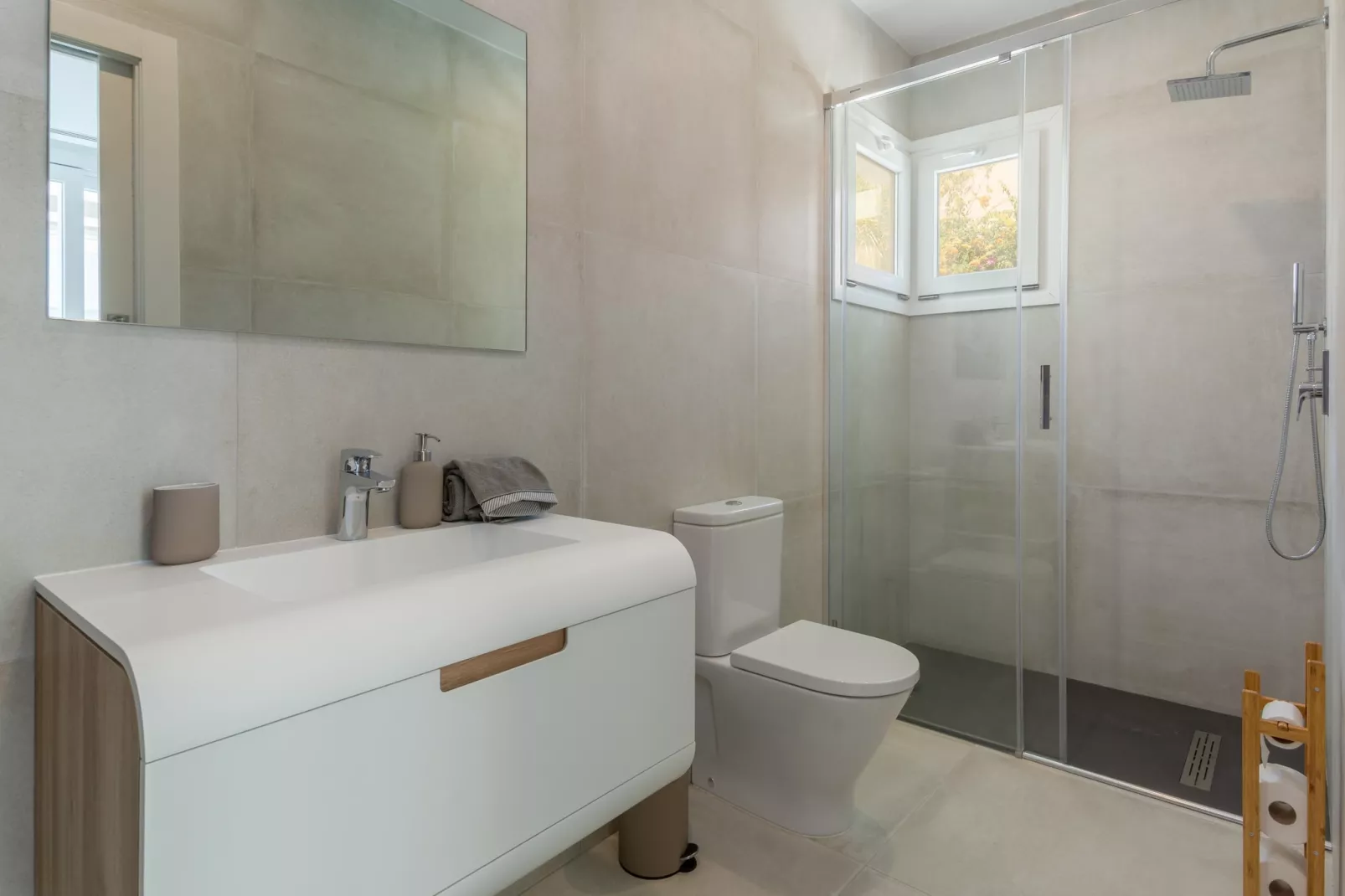 Modern Villa with Private Pool & Rooftop Terrace - Badkamer