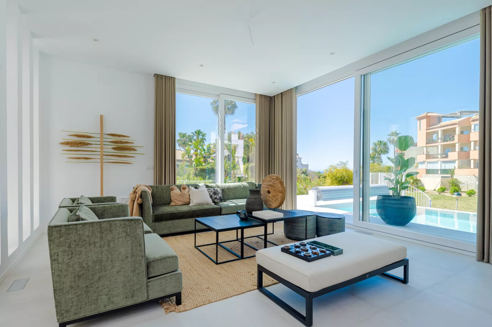 Unique & Luxurious Villa with Heated Pool! - Woonkamer