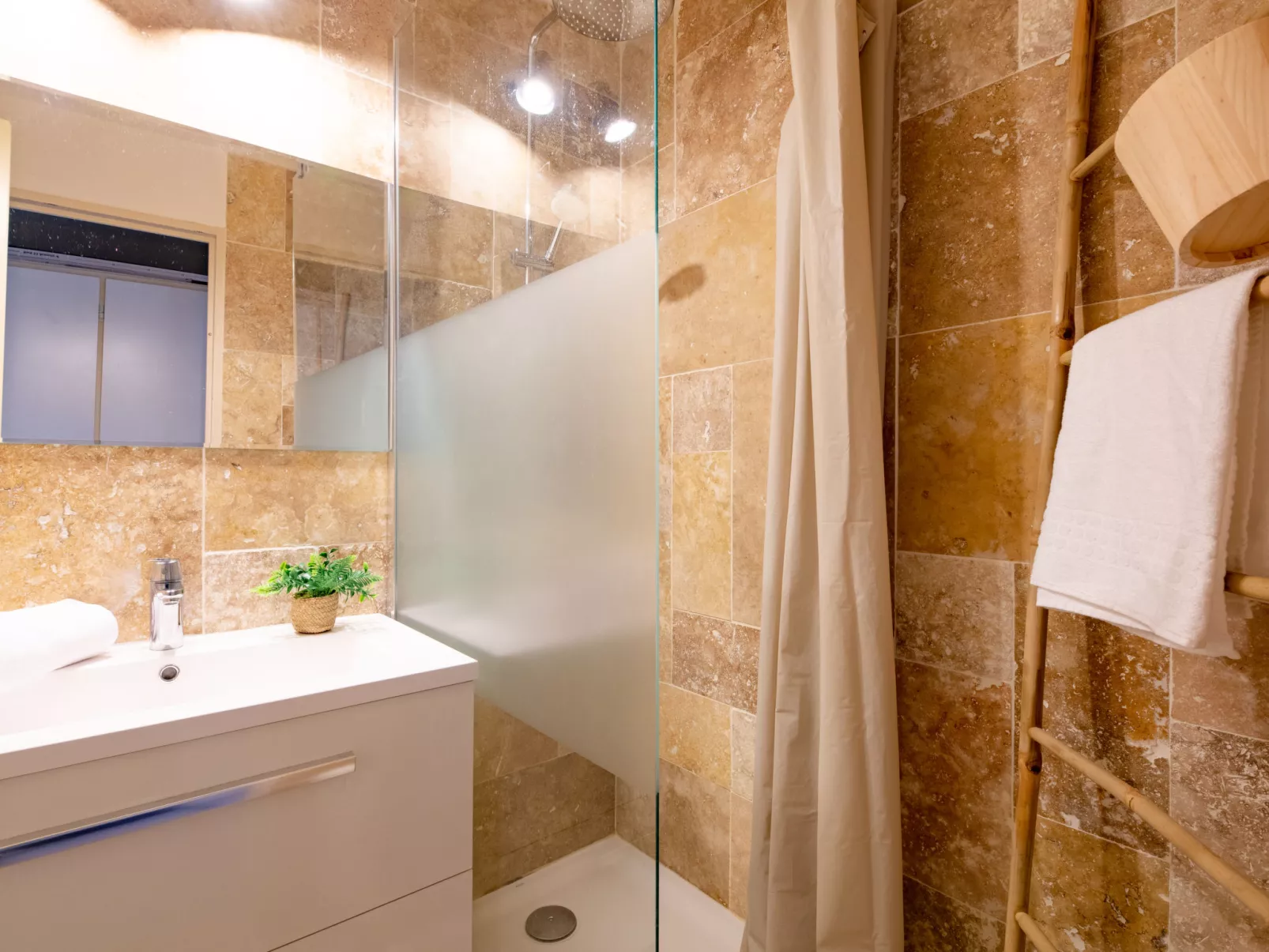 L'Esquinade (G3 033) - Binnen