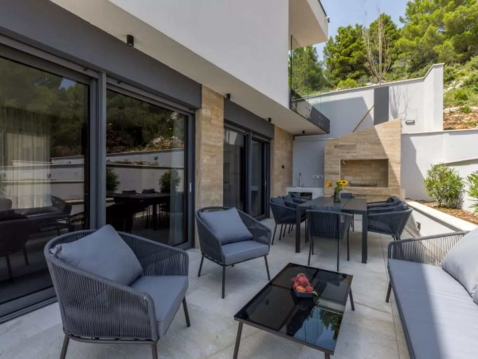 Beachfront villa Luce with seaview and pool - Binnen