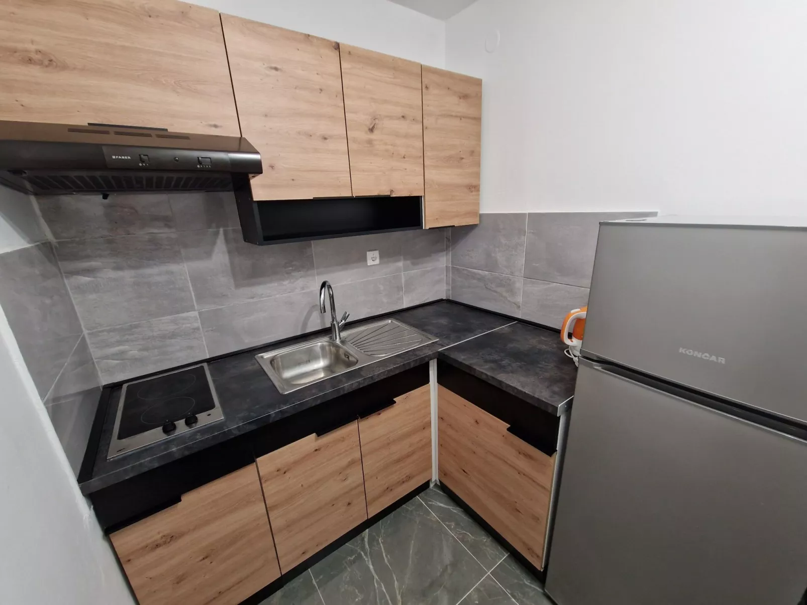 Wohnung in Okrug Gornji mit Terrasse, gemeinsamem Pool und Grill - Binnen