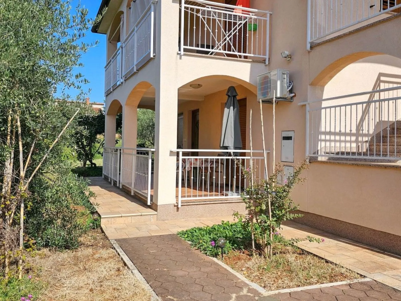 "Viola" mit Terrasse - Buiten