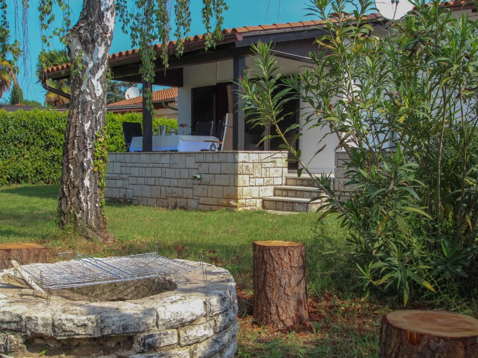 "Karpinjan" direkt am Strand - Buiten