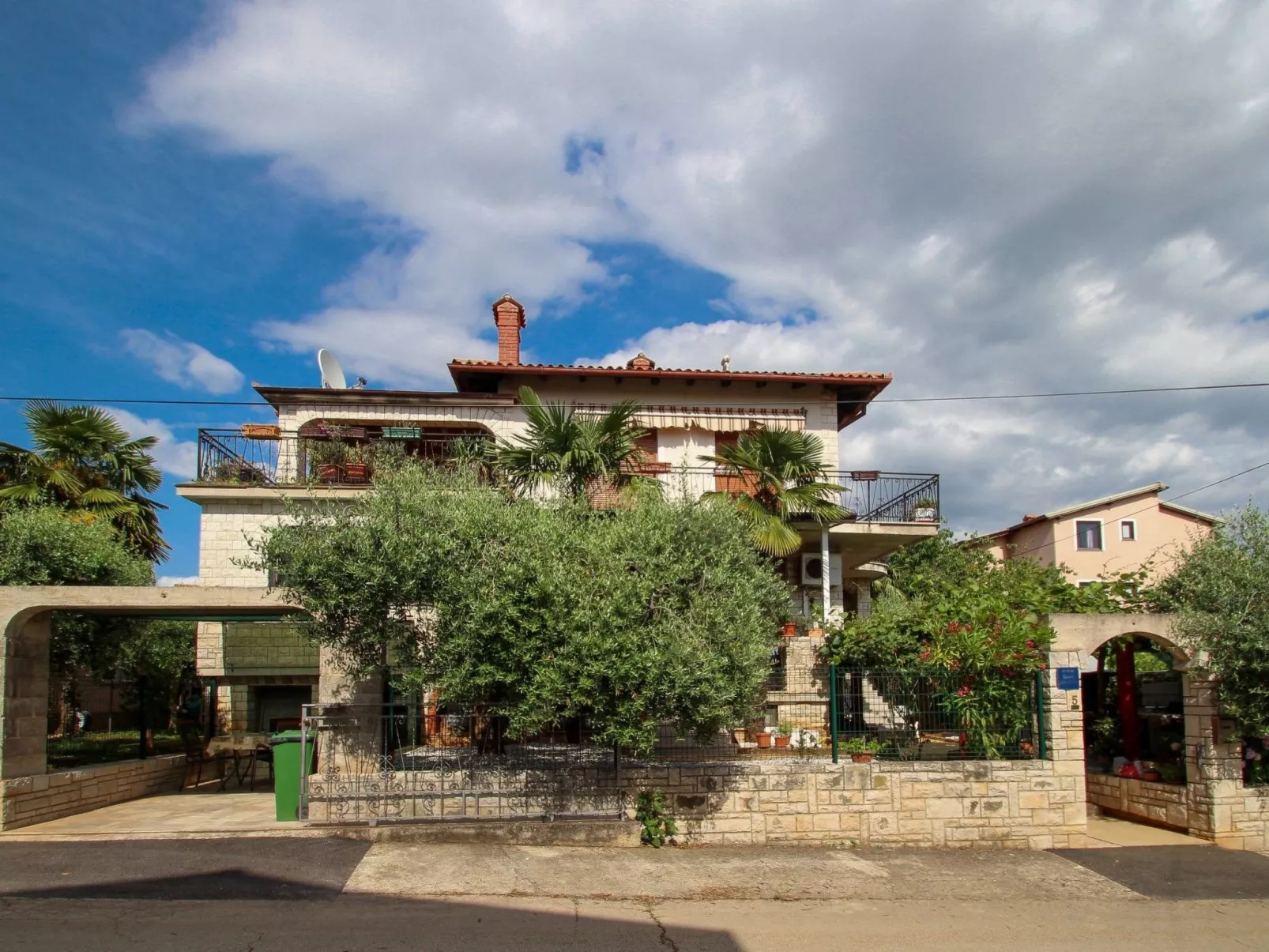 Charmante Ferienwohnung Rafi - Buiten