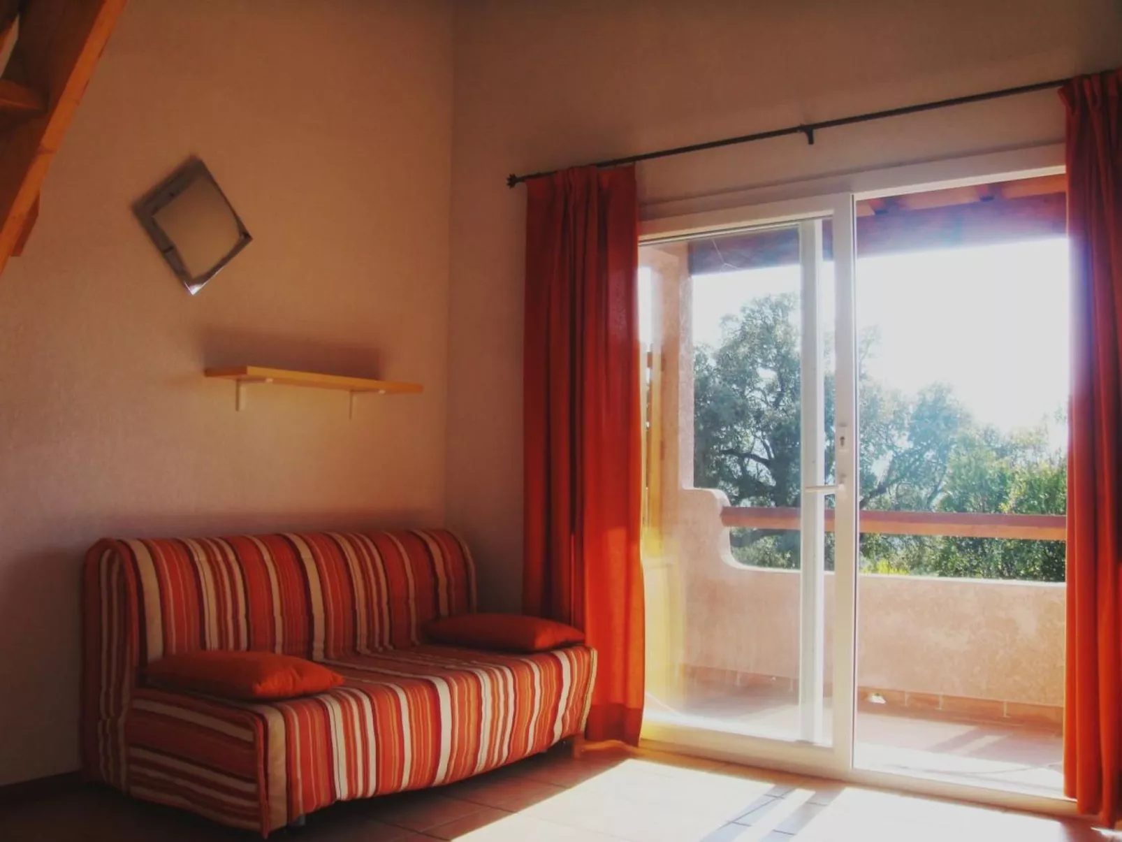 Unterkunft mit Terrasse, AC, Gemeinschaftspool - Binnen