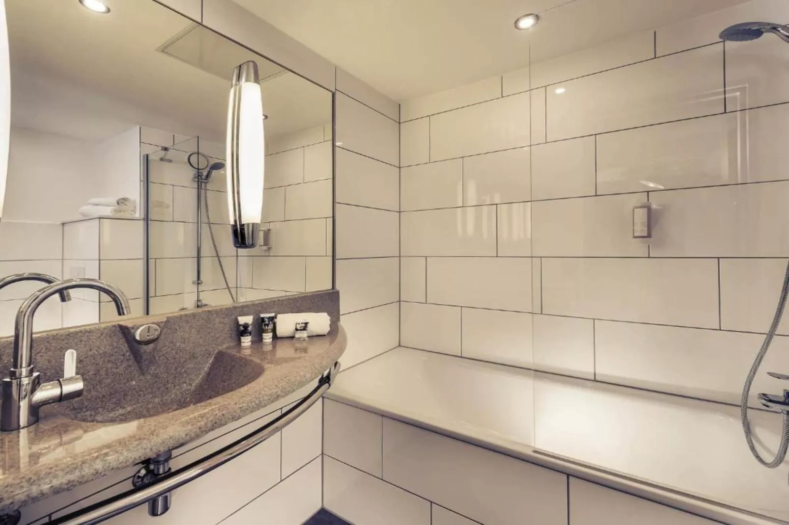 STANDARD DOUBLE ROOM - Badkamer