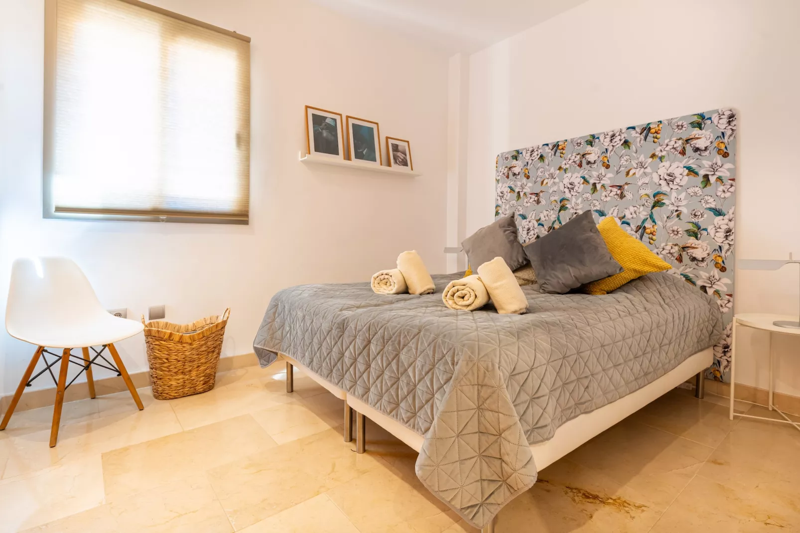 3-Bedroom Apartment with Sea & Mountain Views - Slaapkamer