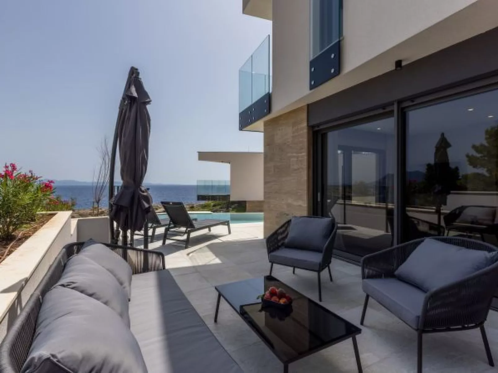 Beachfront villa Luce with seaview and pool - Binnen