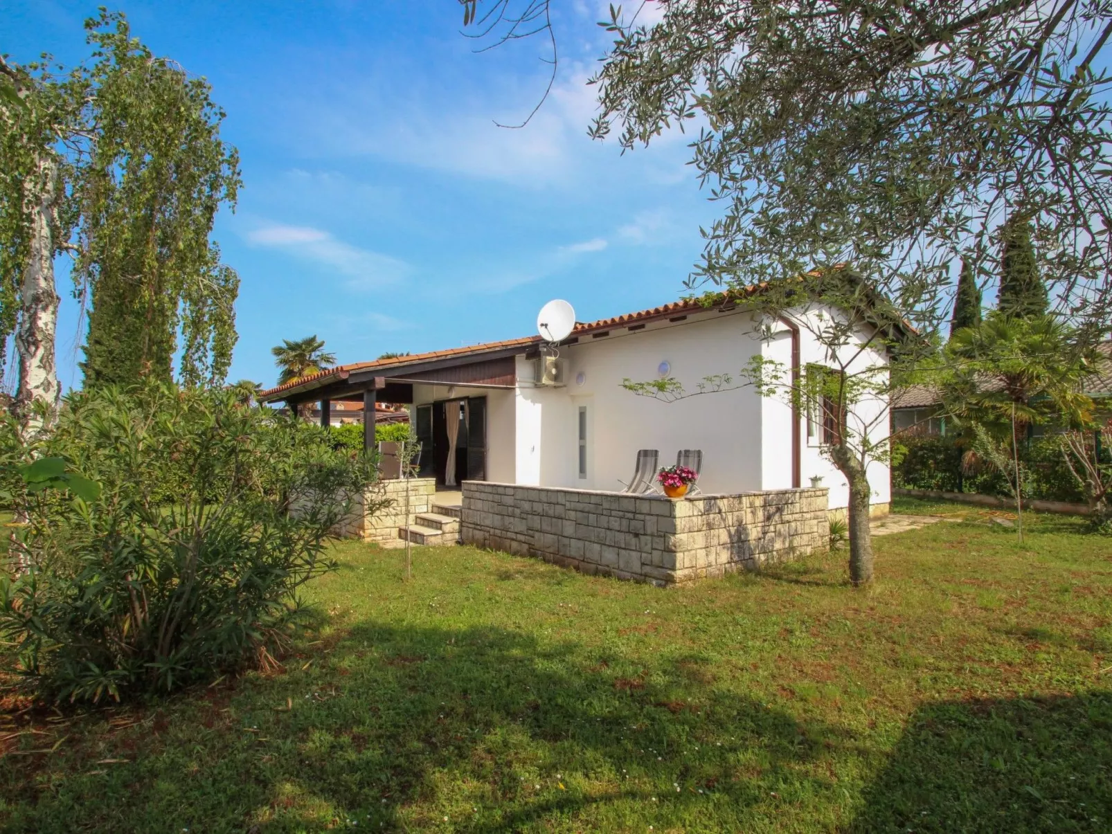 "Karpinjan" direkt am Strand - Buiten