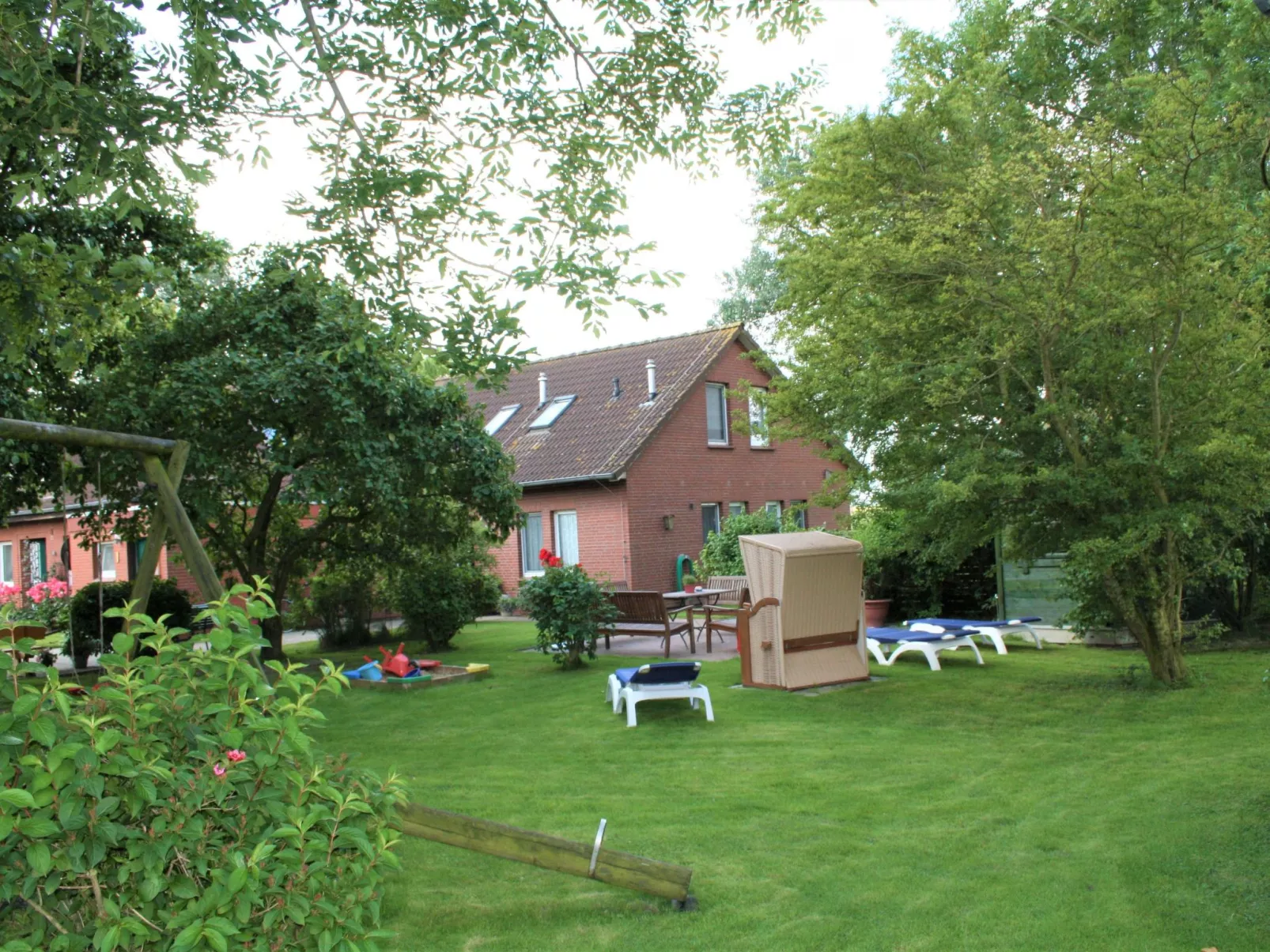 Gästezimmer mit Frühstück im Obergeschoss - Buiten