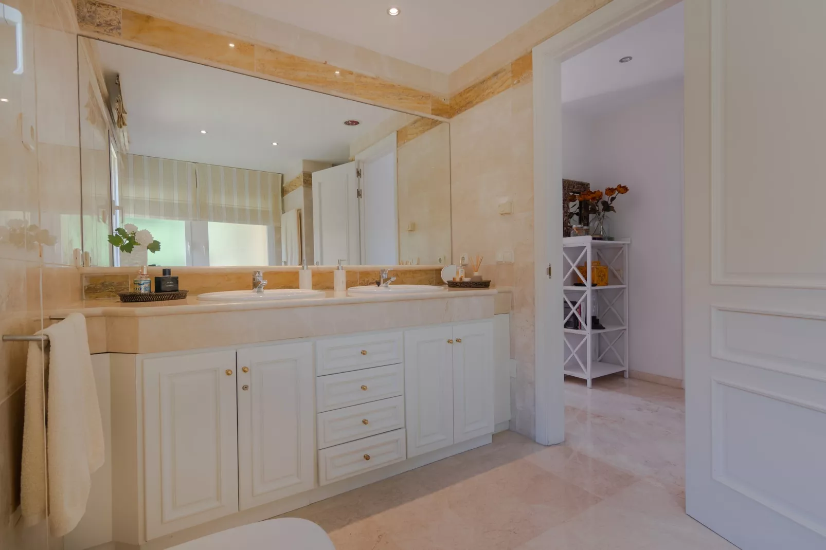 Superb Front Line Location, Sea View- Heated Pool - Badkamer