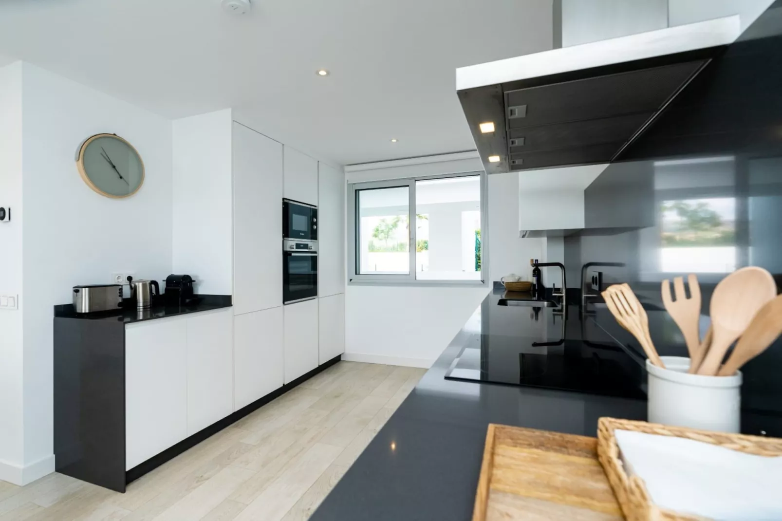 Elegant 2-Bedroom Apartment | Alcazaba Lagoon 1112 - Keuken