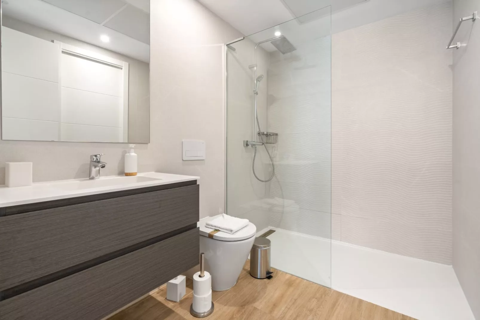 Chic 3-Bed Apartment ALCAZABA LAGOON (2107) - Badkamer