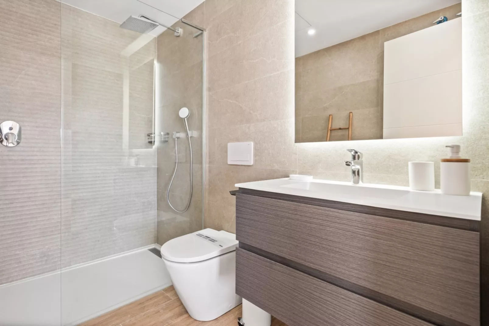 Modern 3-pax Apt & Solarium ALCAZABA LAGOON (2023) - Badkamer