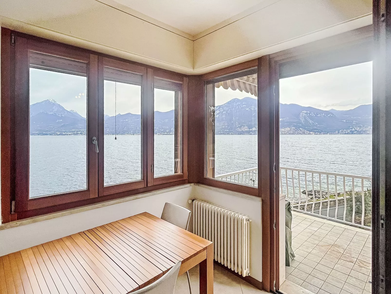 Sona's Lake Home - Binnen