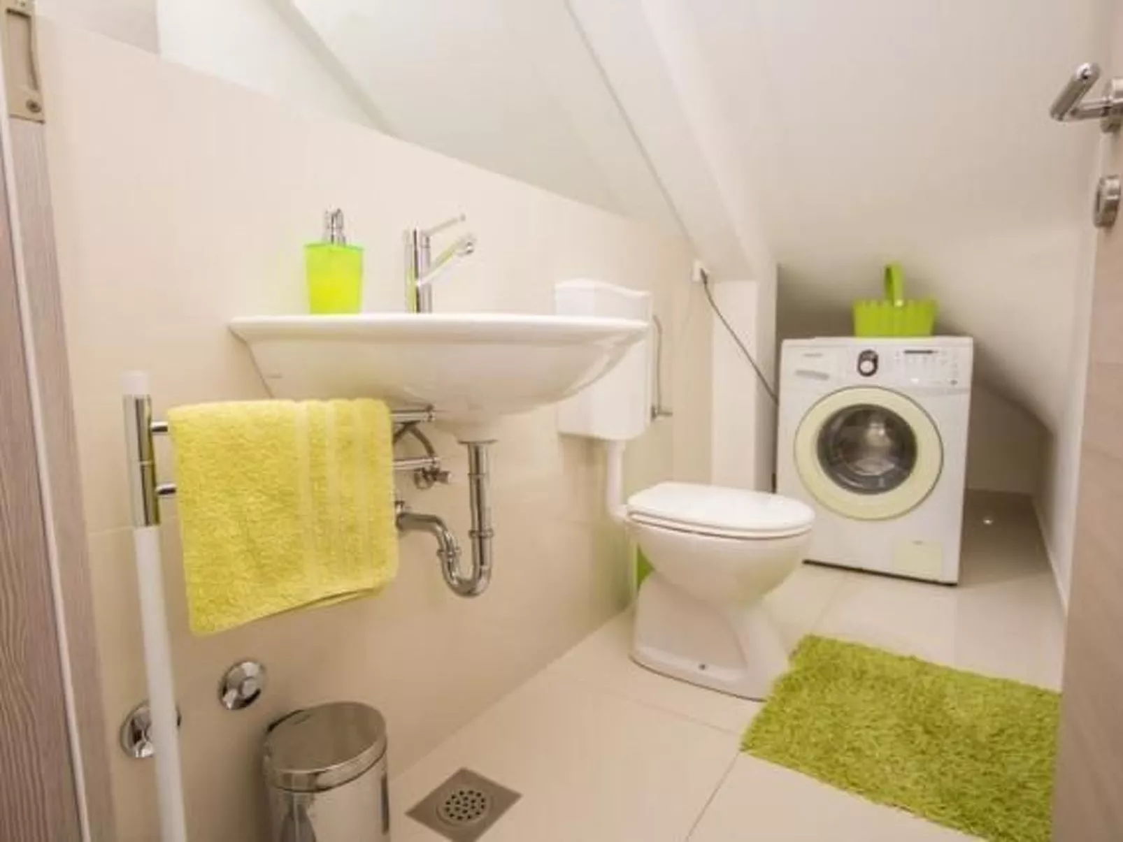 Modernes Apartment mit Gartennutzung, einer groß - Image-tags.info