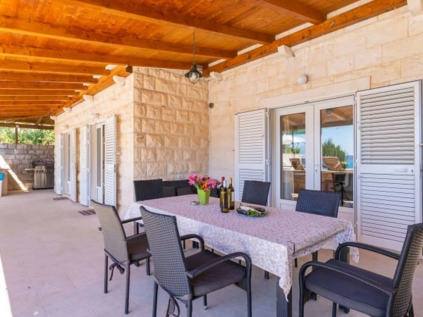 Beachfront Apartment house Hon with pool - Buiten