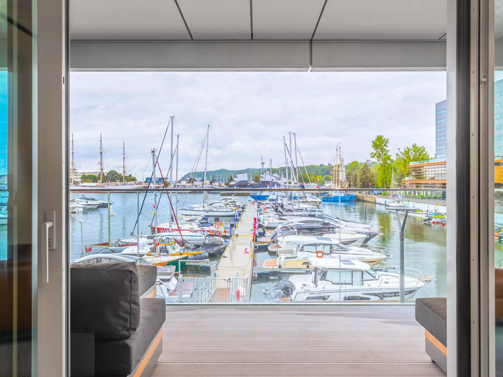 Yacht Park Apartment mit Panoramablick auf den Yachthafen in Gdynia, POLEN - Binnen