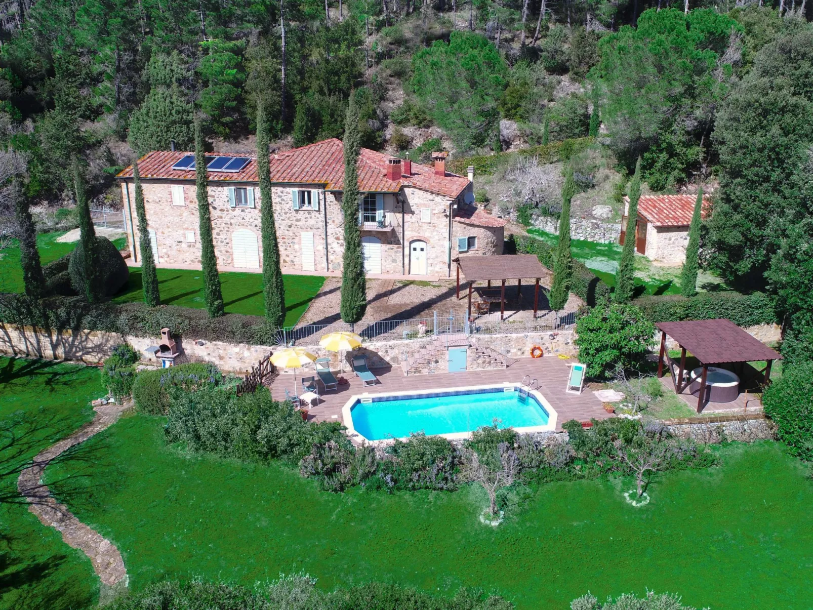 In Montecastelli Pisano mit beheiztem Whirlpool - Buiten