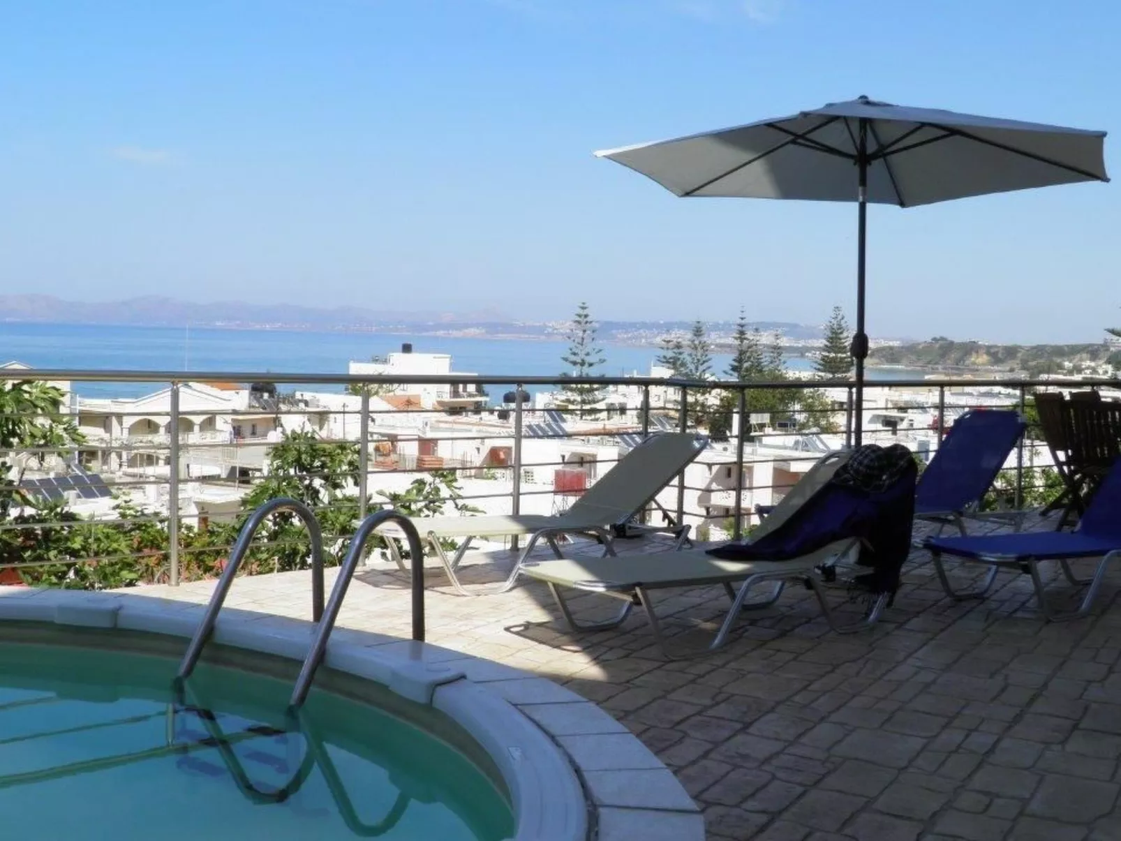 Sehr geräumiges Apartment mit eigenem Pool und Whirlpool - Buiten