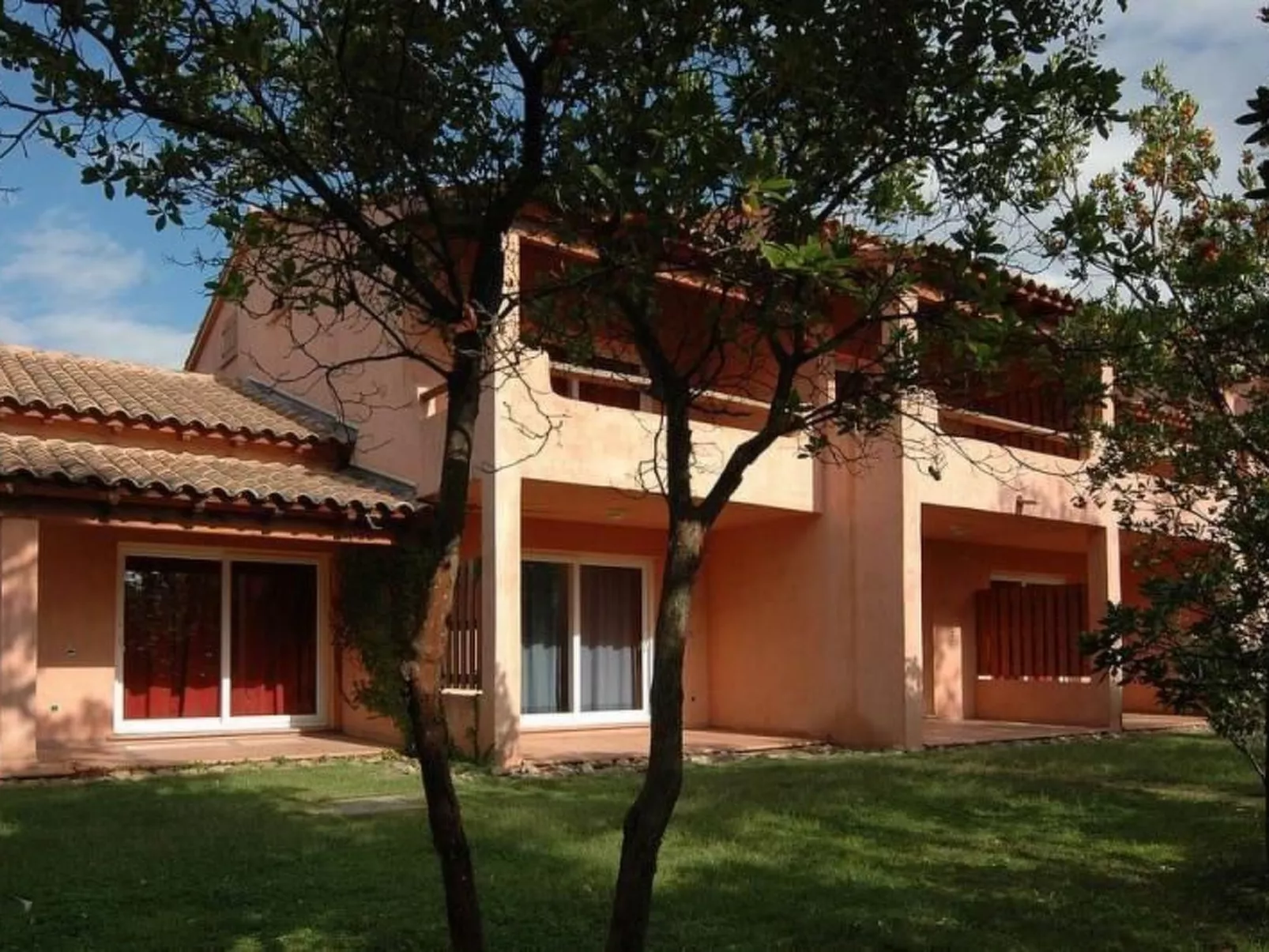 Unterkunft mit Terrasse, AC, Gemeinschaftspool - Buiten