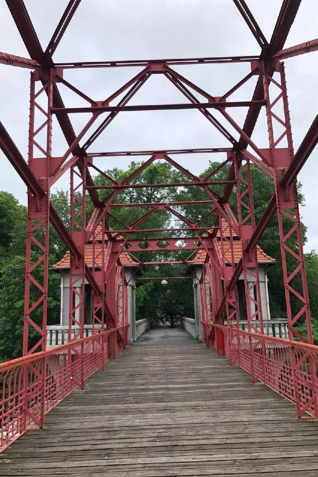 Modernes helles Zimmer im Loft am See - Buiten