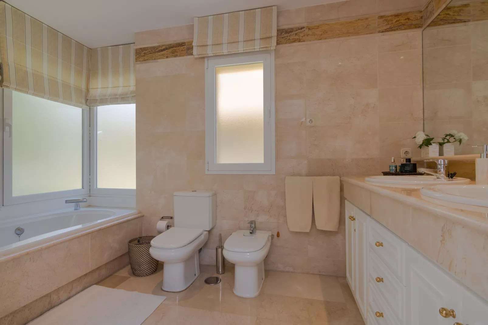 Superb Front Line Location, Sea View- Heated Pool - Badkamer