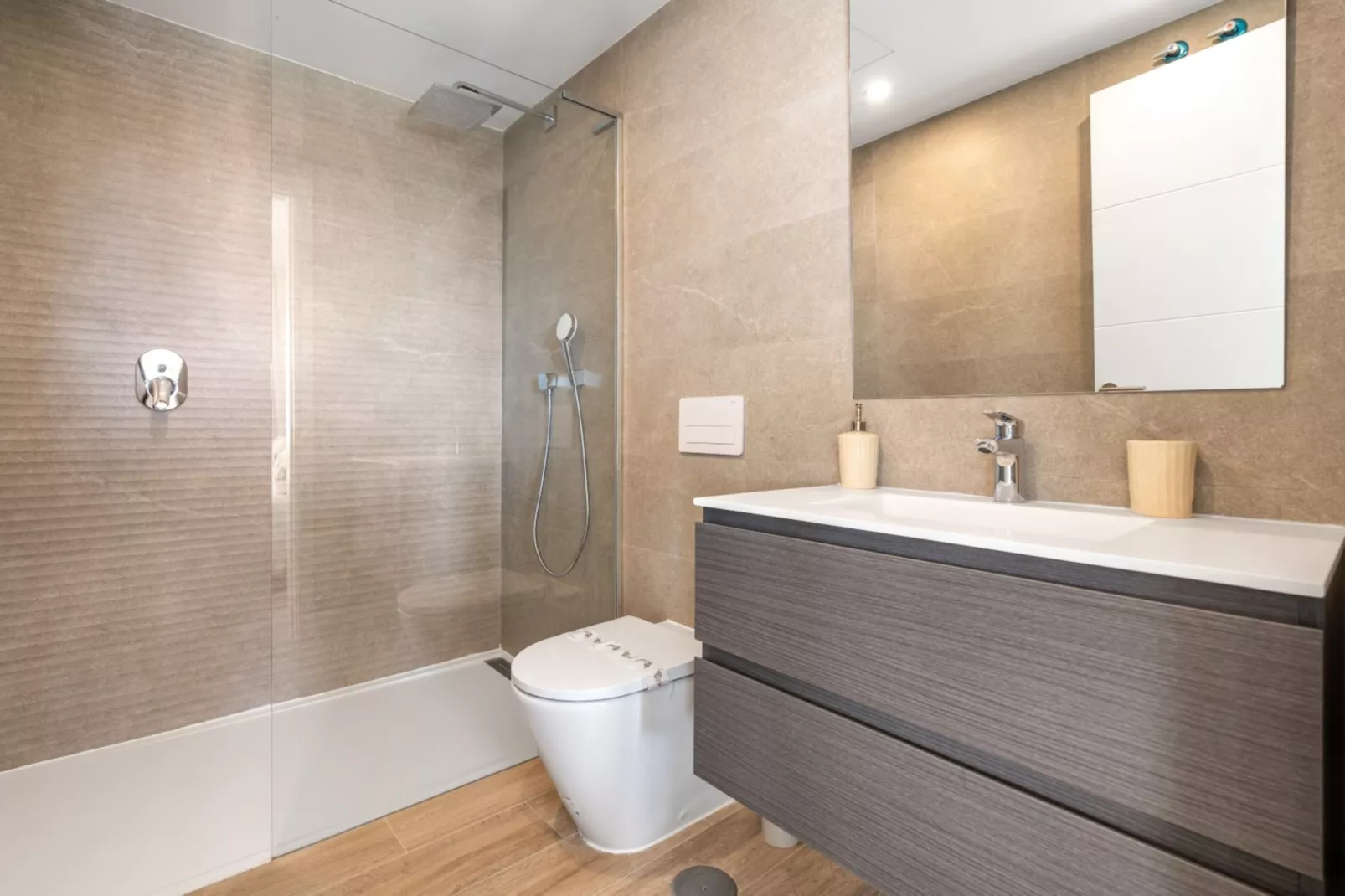 Stylish 2-bed Apartment ALCAZABA LAGOON (2011) - Badkamer
