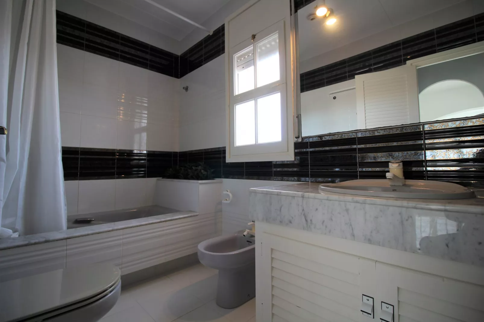 0024-BAHIA 67 C - Badkamer