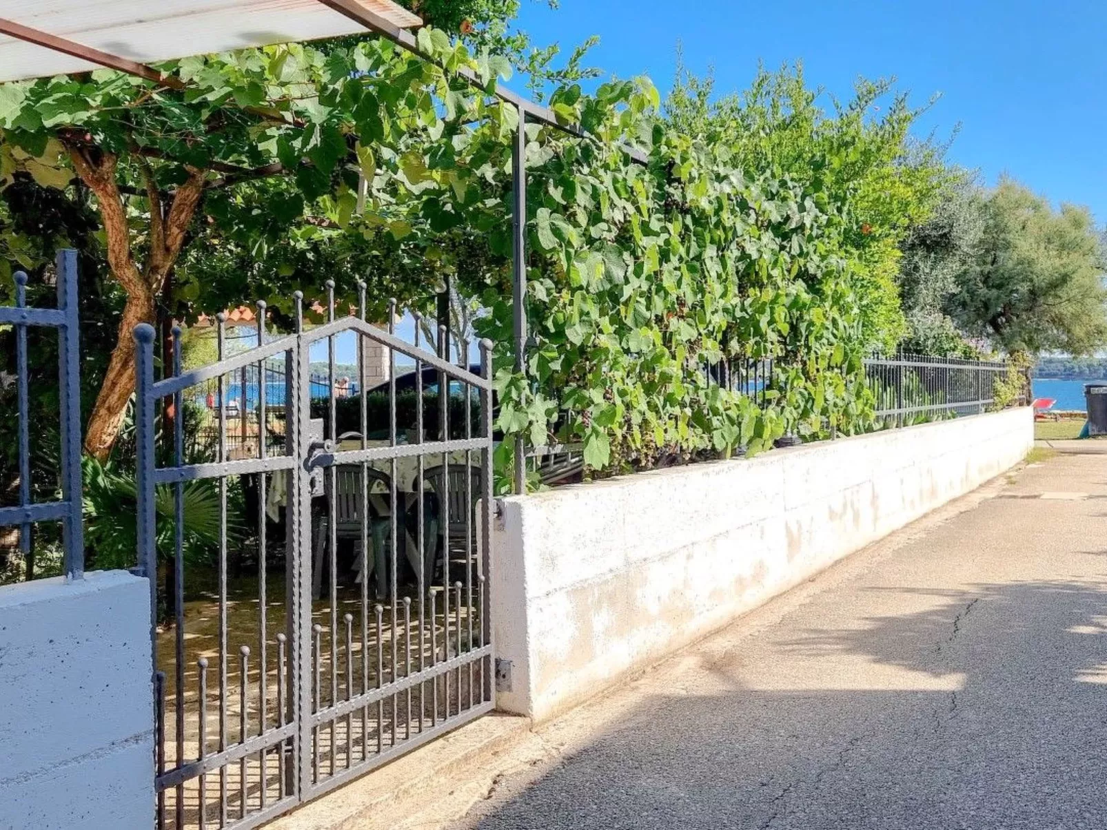 Wohnung "Pintar 1" mit Blick auf das Wasser - Buiten