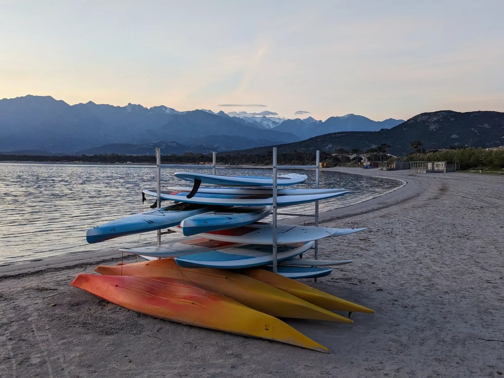 Ruhige Wohnung Panoramablick auf Meer und Berge - Buiten