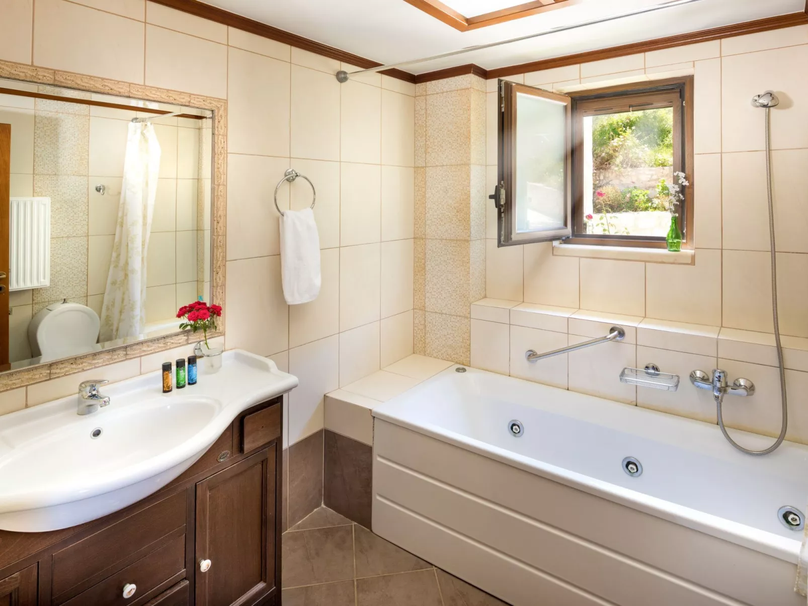 Familienvilla mit privatem Pool und Kinderbereich - Binnen