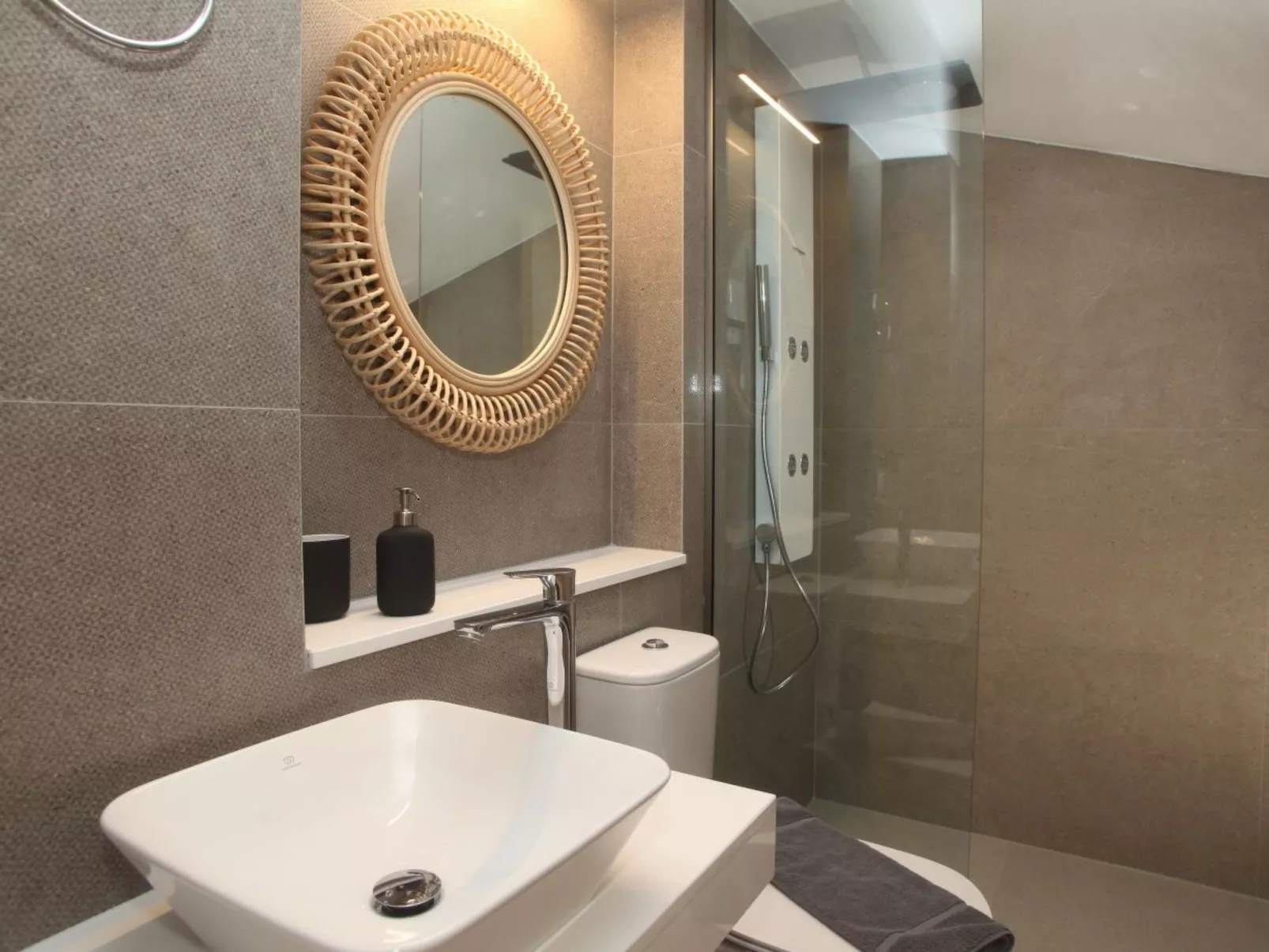 "Capro" mit Infinity-Pool - Binnen